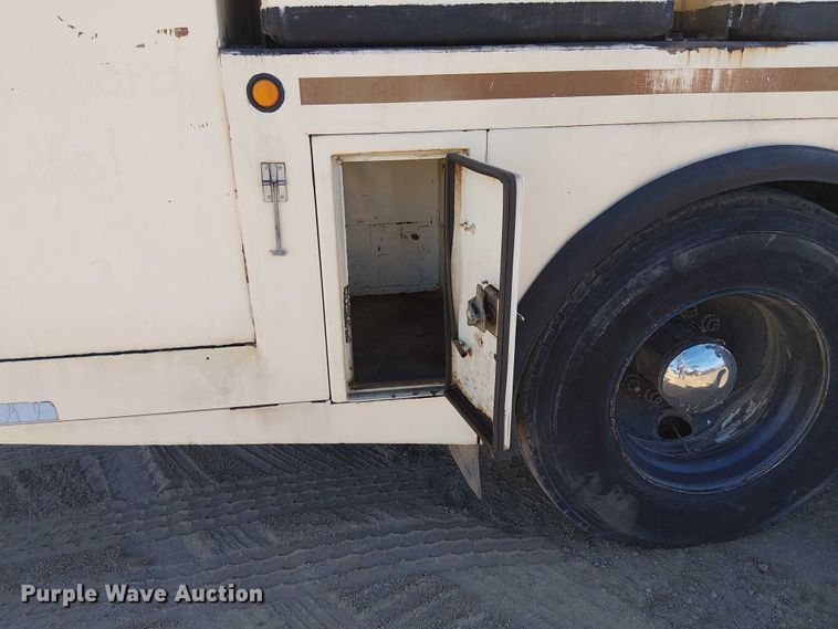 image for item EE5238 1993 International 8100 fuel / lube truck