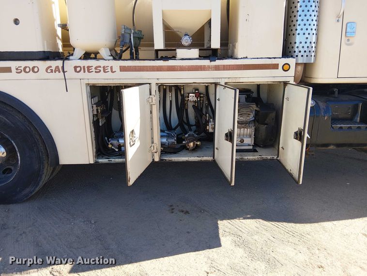 image for item EE5238 1993 International 8100 fuel / lube truck