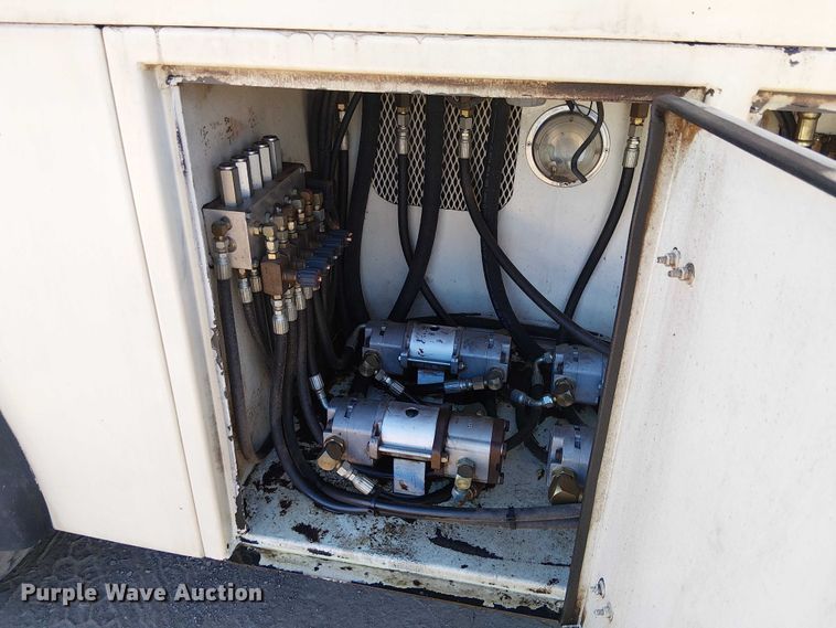 image for item EE5238 1993 International 8100 fuel / lube truck