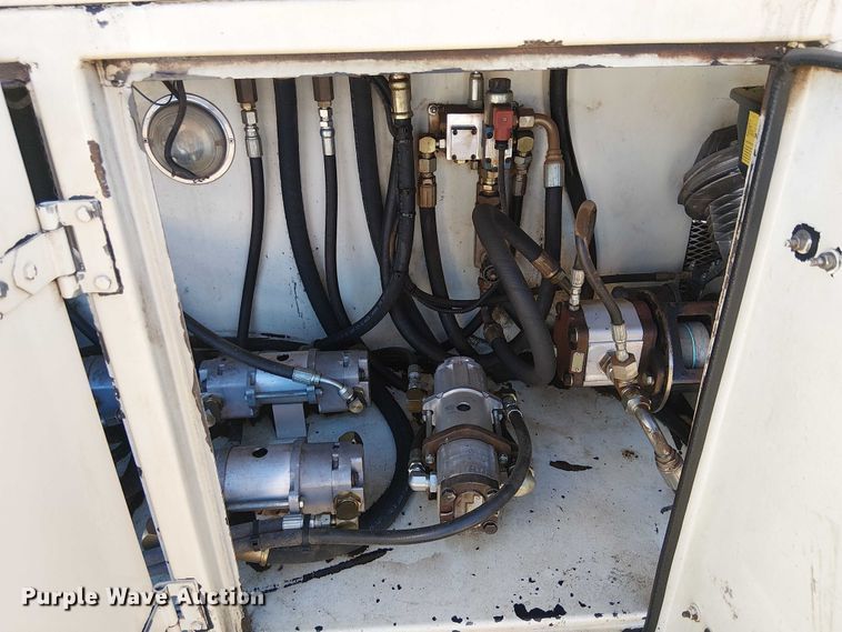 image for item EE5238 1993 International 8100 fuel / lube truck