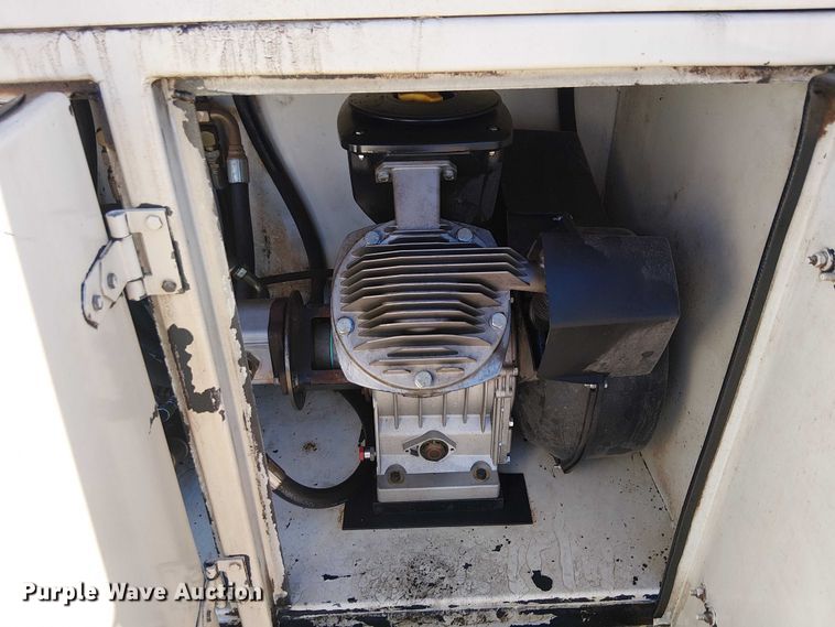 image for item EE5238 1993 International 8100 fuel / lube truck