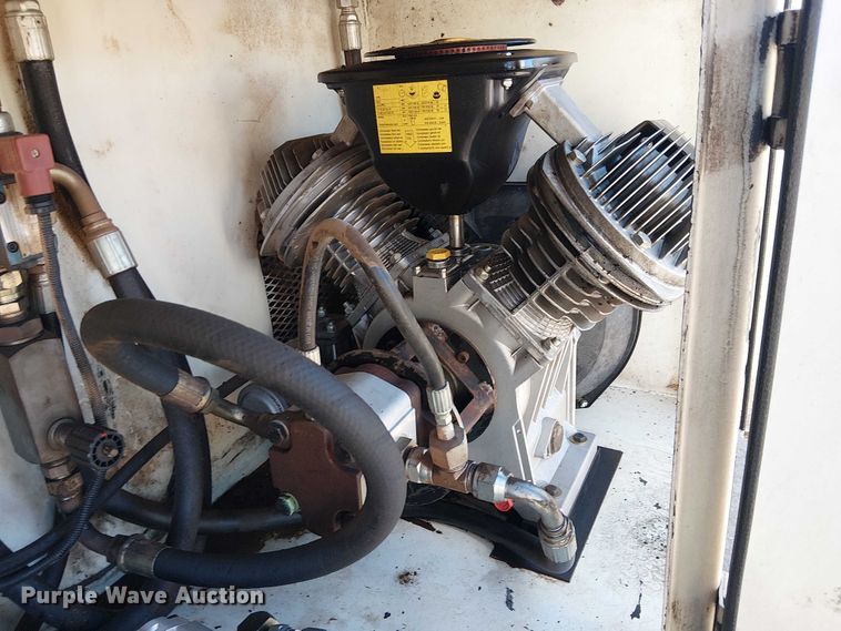 image for item EE5238 1993 International 8100 fuel / lube truck