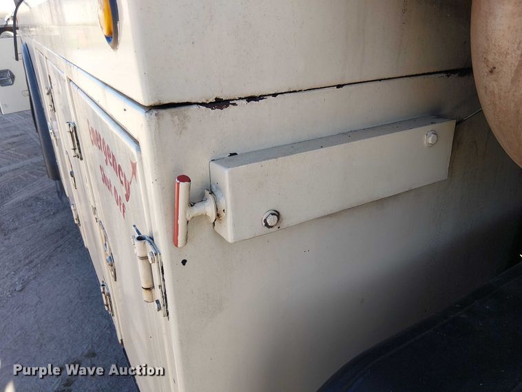 image for item EE5238 1993 International 8100 fuel / lube truck