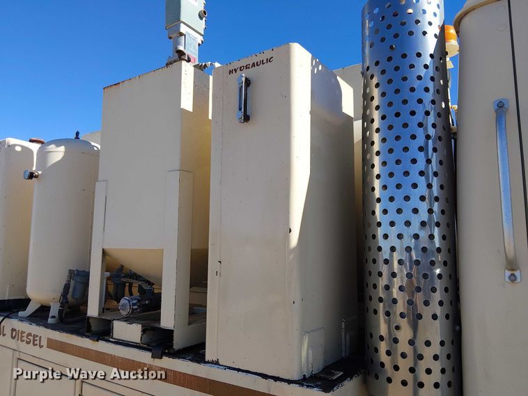 image for item EE5238 1993 International 8100 fuel / lube truck