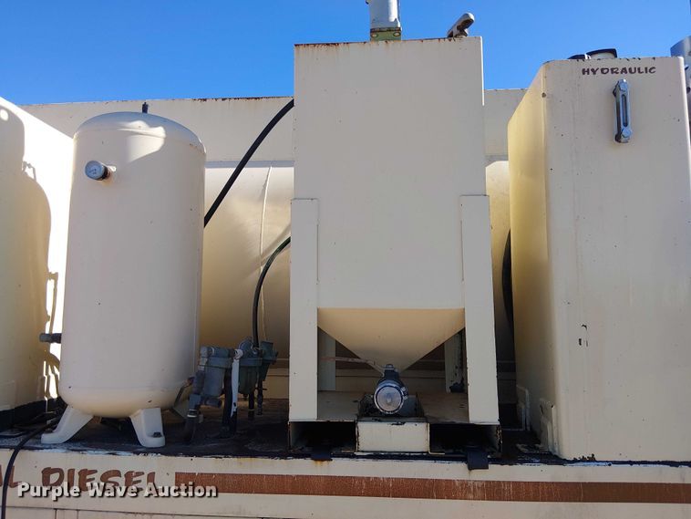 image for item EE5238 1993 International 8100 fuel / lube truck