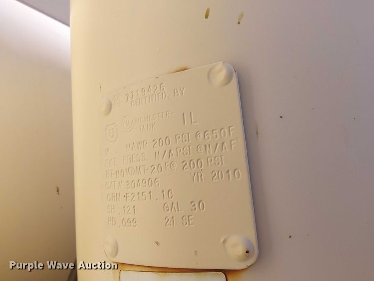 image for item EE5238 1993 International 8100 fuel / lube truck