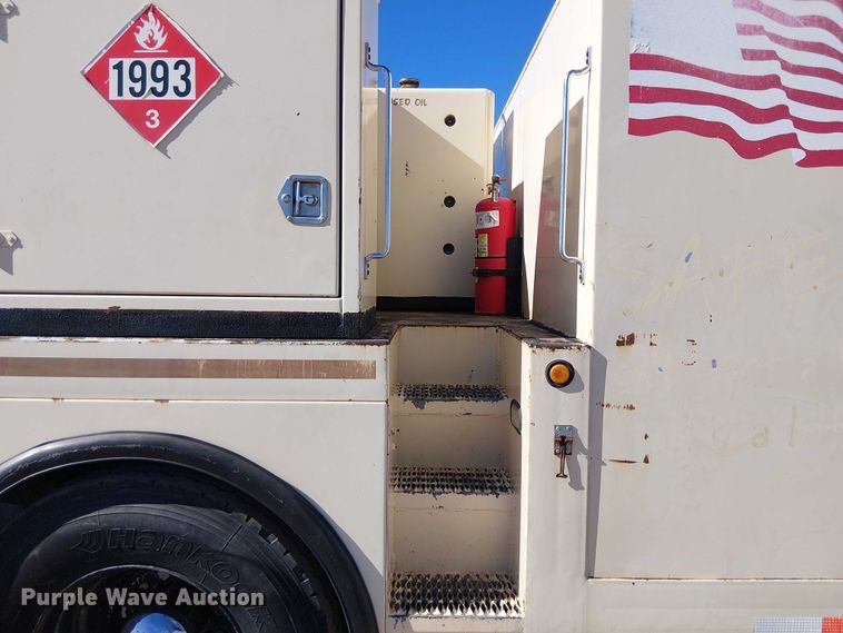 image for item EE5238 1993 International 8100 fuel / lube truck