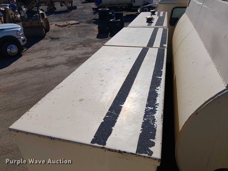 image for item EE5238 1993 International 8100 fuel / lube truck