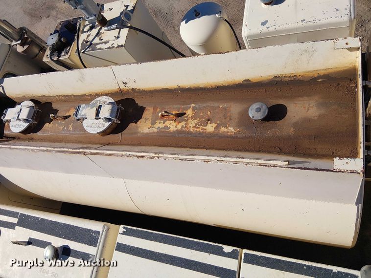 image for item EE5238 1993 International 8100 fuel / lube truck