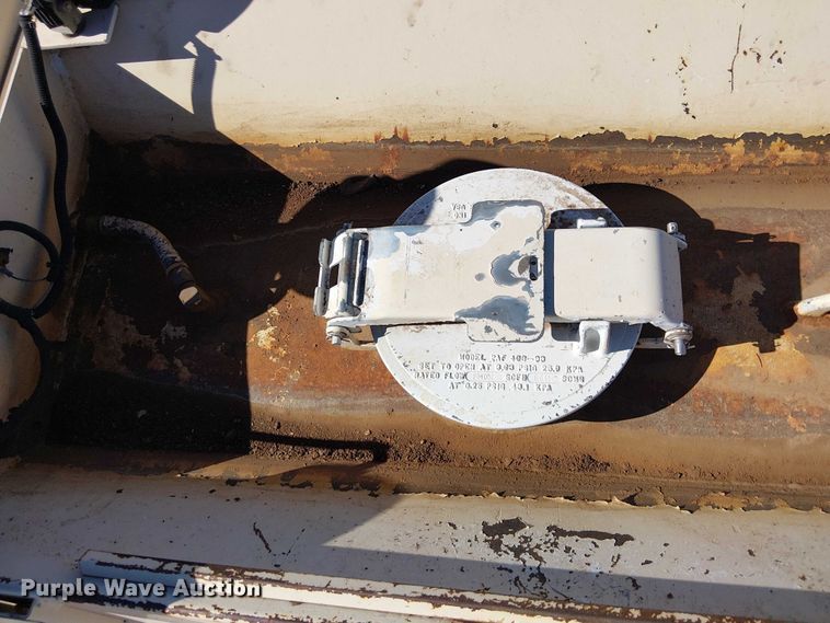 image for item EE5238 1993 International 8100 fuel / lube truck