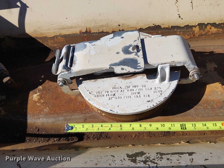 image for item EE5238 1993 International 8100 fuel / lube truck