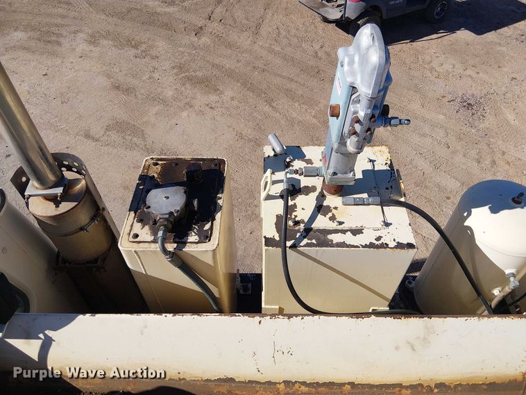 image for item EE5238 1993 International 8100 fuel / lube truck