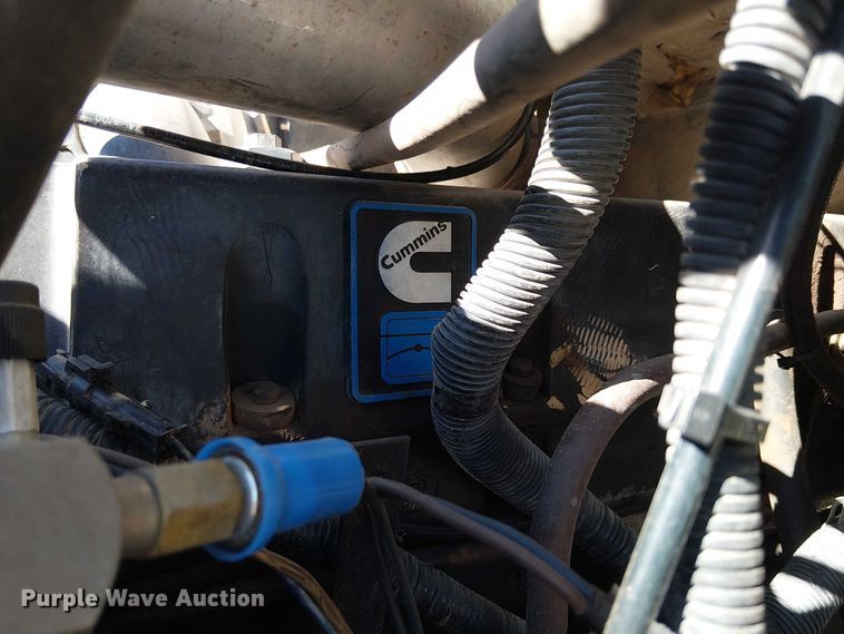 image for item EE5238 1993 International 8100 fuel / lube truck