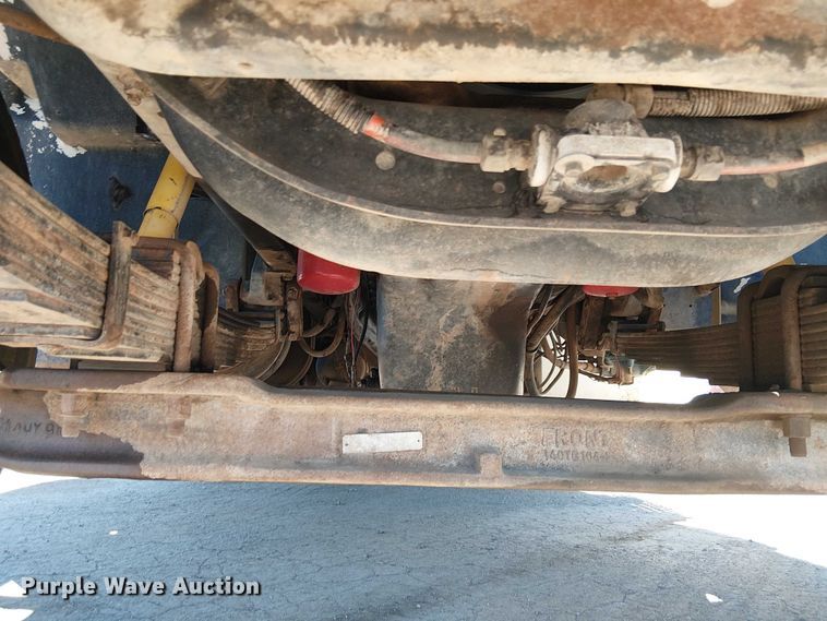 image for item EE5238 1993 International 8100 fuel / lube truck