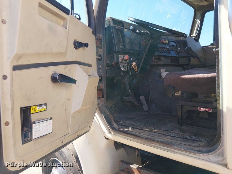 image for item EE5238 1993 International 8100 fuel / lube truck