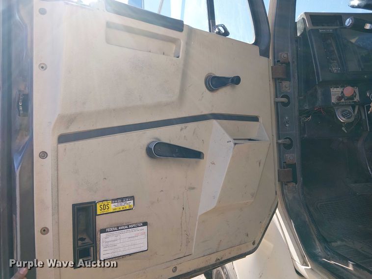 image for item EE5238 1993 International 8100 fuel / lube truck