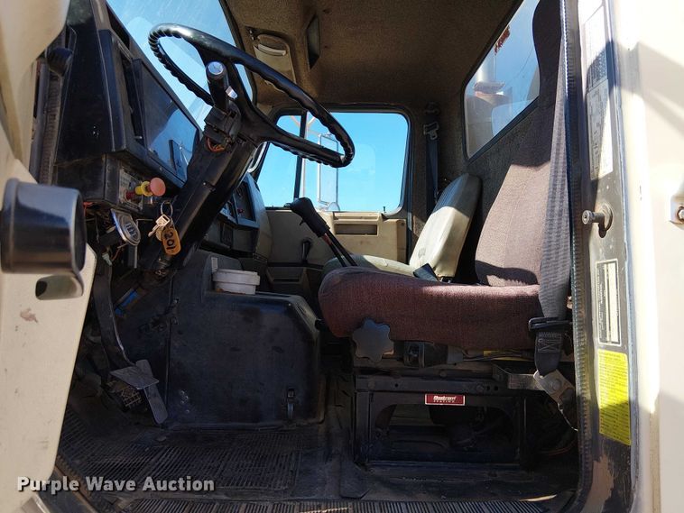 image for item EE5238 1993 International 8100 fuel / lube truck