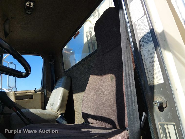 image for item EE5238 1993 International 8100 fuel / lube truck