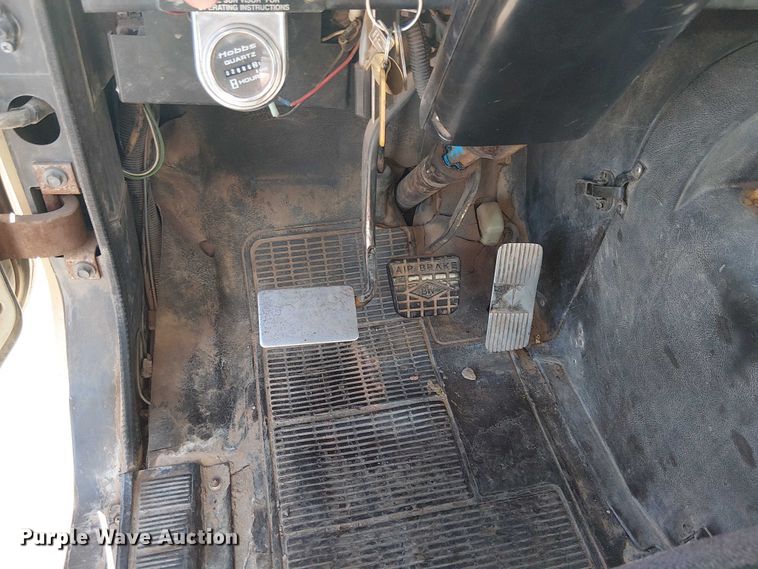 image for item EE5238 1993 International 8100 fuel / lube truck