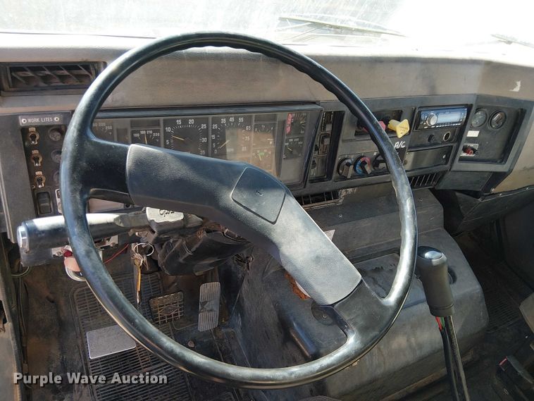 image for item EE5238 1993 International 8100 fuel / lube truck