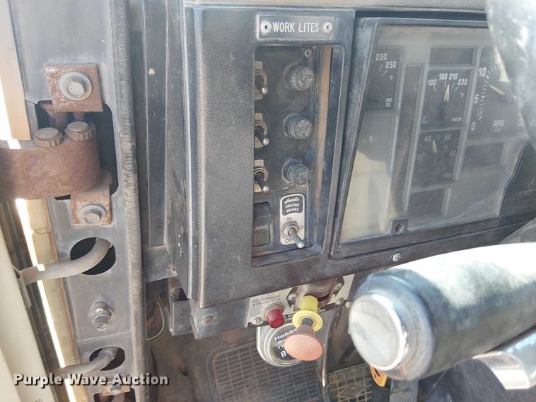 image for item EE5238 1993 International 8100 fuel / lube truck