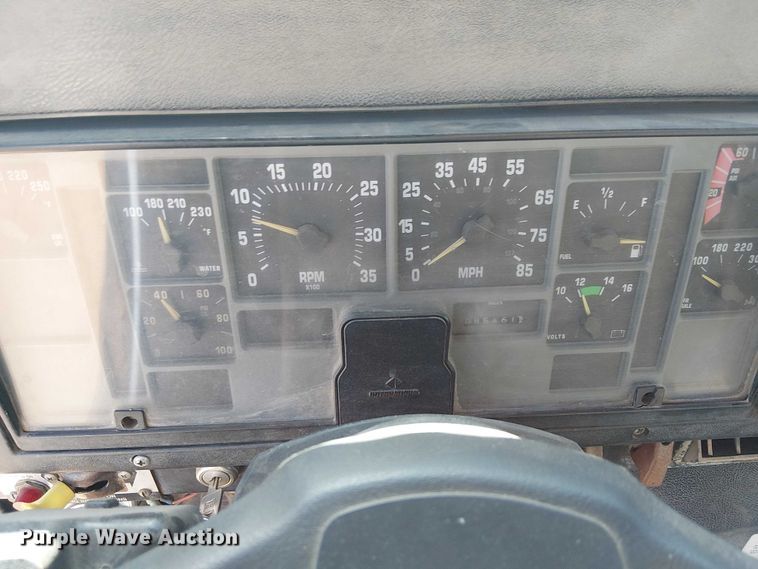 image for item EE5238 1993 International 8100 fuel / lube truck