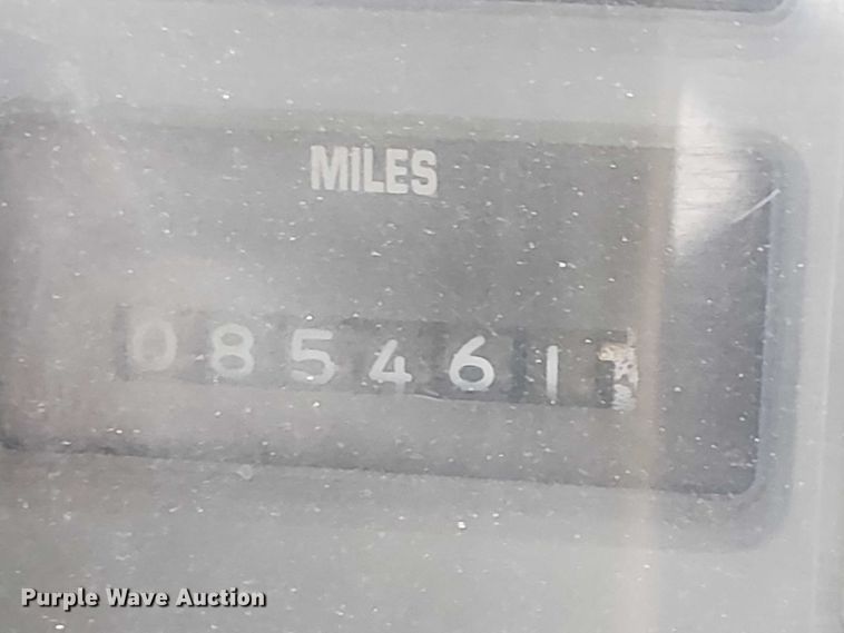 image for item EE5238 1993 International 8100 fuel / lube truck