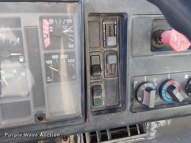 image for item EE5238 1993 International 8100 fuel / lube truck