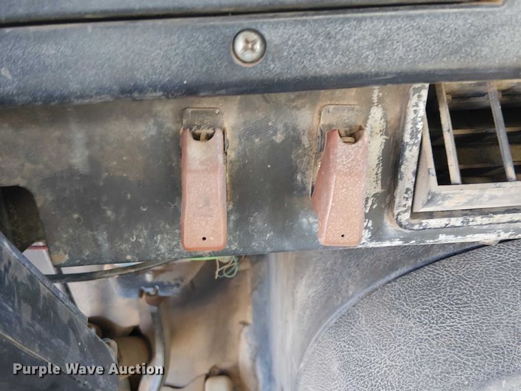 image for item EE5238 1993 International 8100 fuel / lube truck