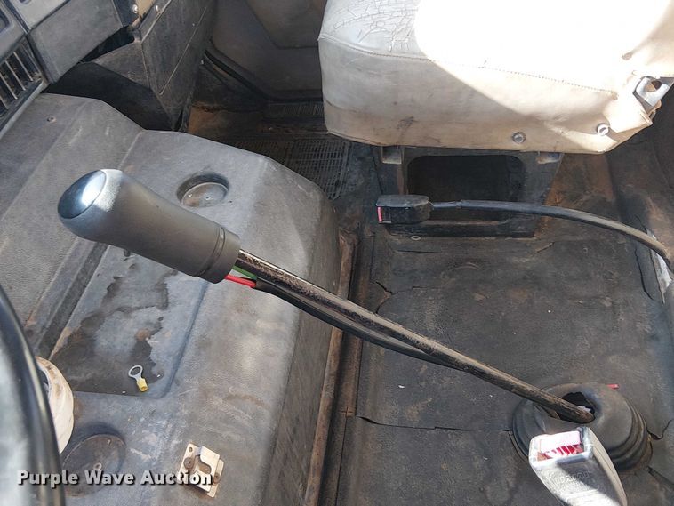 image for item EE5238 1993 International 8100 fuel / lube truck