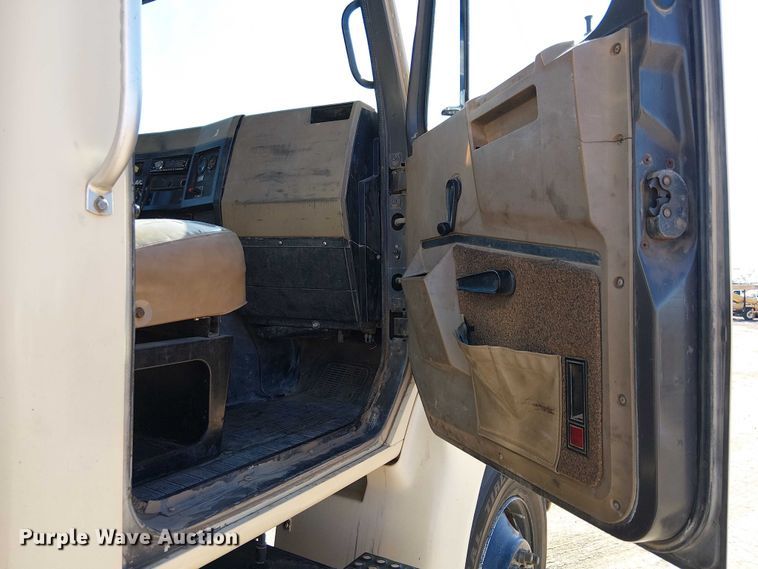 image for item EE5238 1993 International 8100 fuel / lube truck