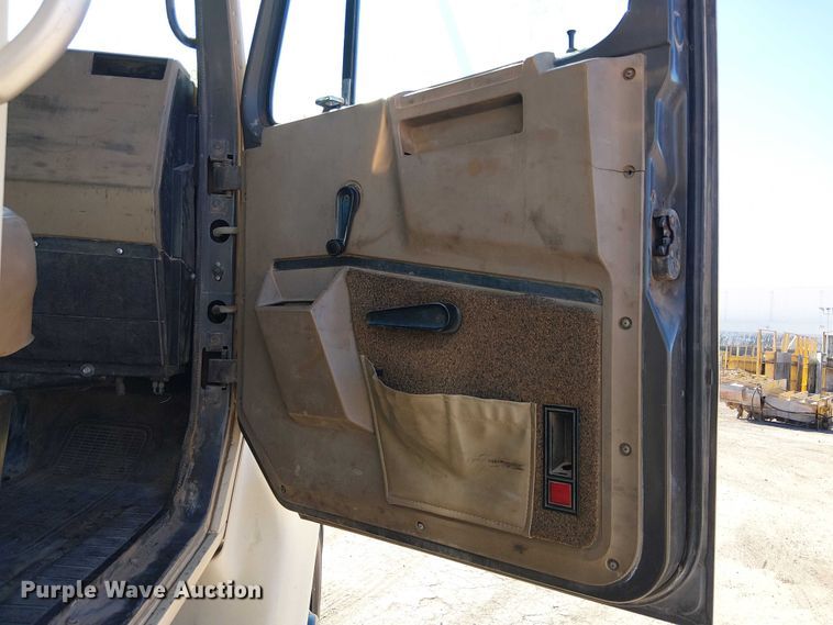 image for item EE5238 1993 International 8100 fuel / lube truck