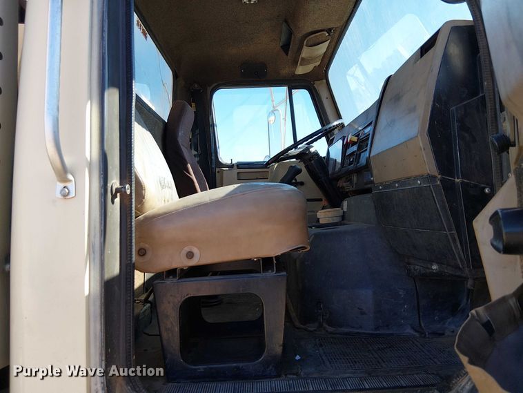 image for item EE5238 1993 International 8100 fuel / lube truck