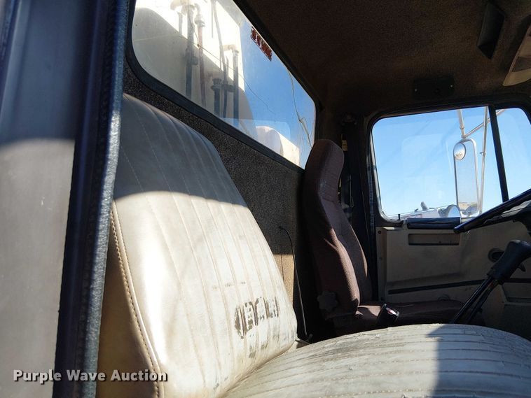 image for item EE5238 1993 International 8100 fuel / lube truck