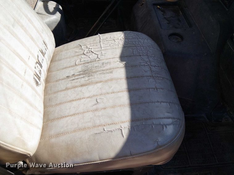 image for item EE5238 1993 International 8100 fuel / lube truck