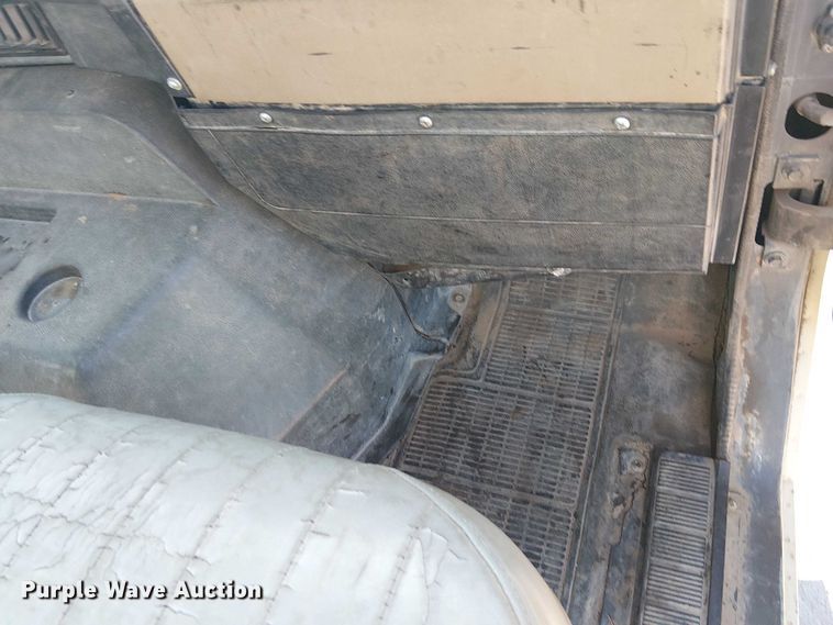 image for item EE5238 1993 International 8100 fuel / lube truck