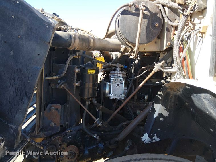 image for item EE5238 1993 International 8100 fuel / lube truck