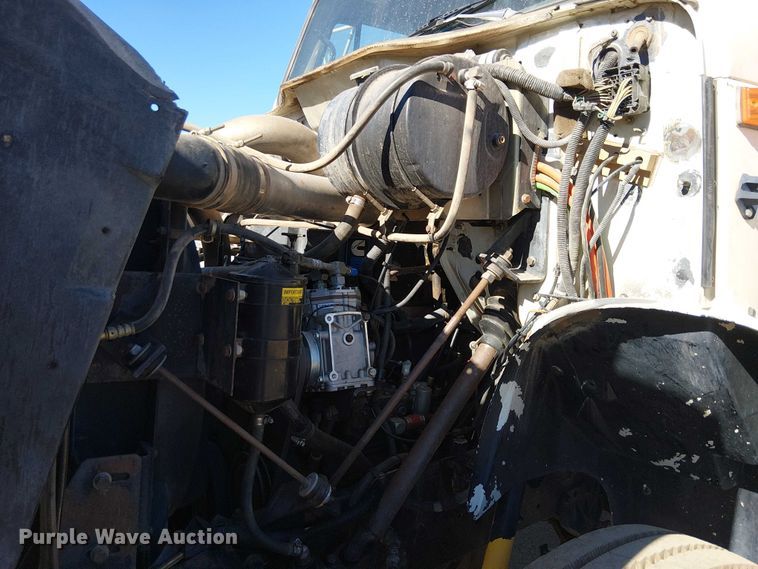 image for item EE5238 1993 International 8100 fuel / lube truck