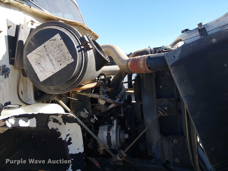 image for item EE5238 1993 International 8100 fuel / lube truck