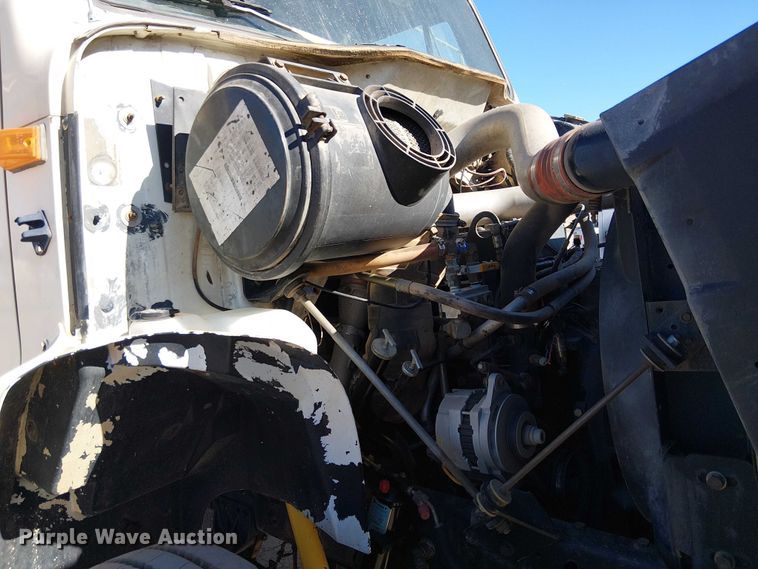 image for item EE5238 1993 International 8100 fuel / lube truck