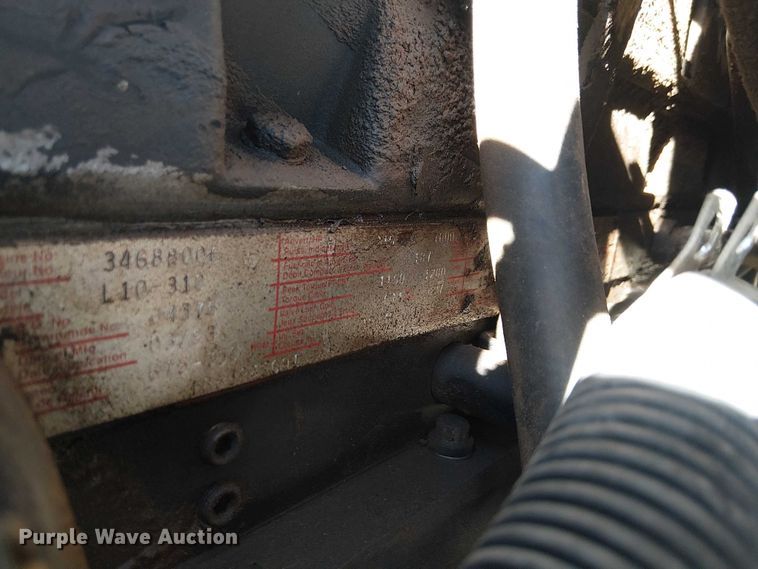 image for item EE5238 1993 International 8100 fuel / lube truck