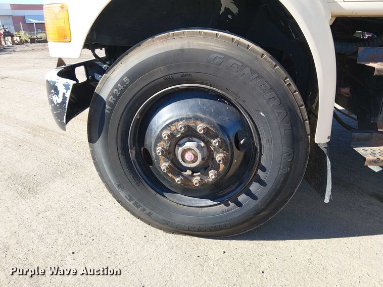 image for item EE5238 1993 International 8100 fuel / lube truck