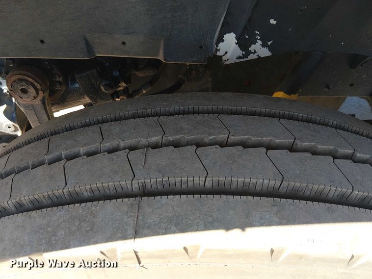 image for item EE5238 1993 International 8100 fuel / lube truck