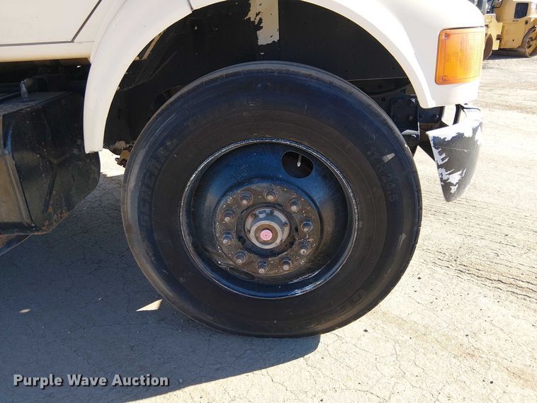 image for item EE5238 1993 International 8100 fuel / lube truck