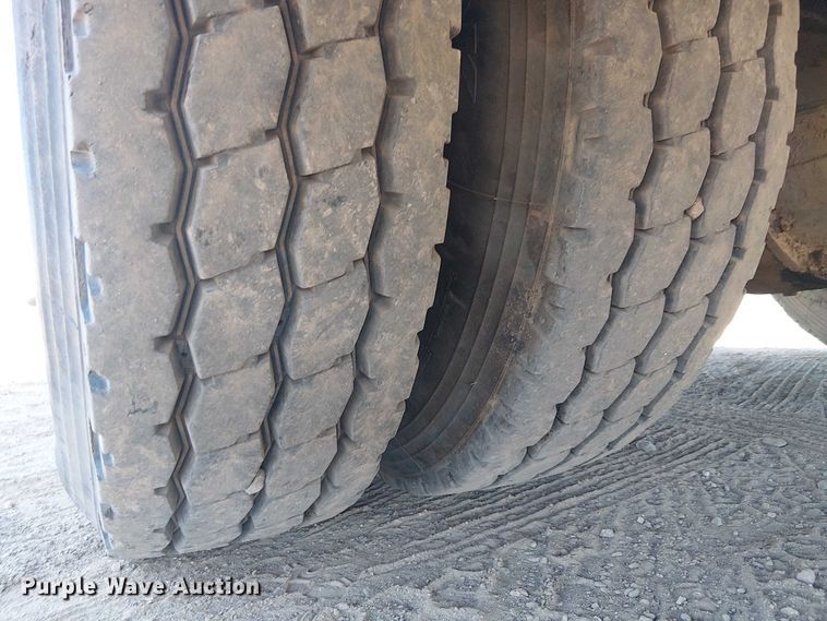 image for item EE5238 1993 International 8100 fuel / lube truck