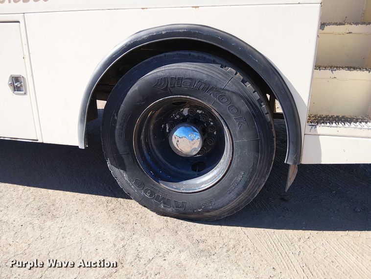 image for item EE5238 1993 International 8100 fuel / lube truck