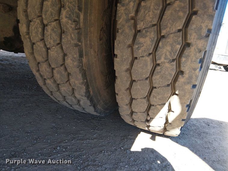 image for item EE5238 1993 International 8100 fuel / lube truck