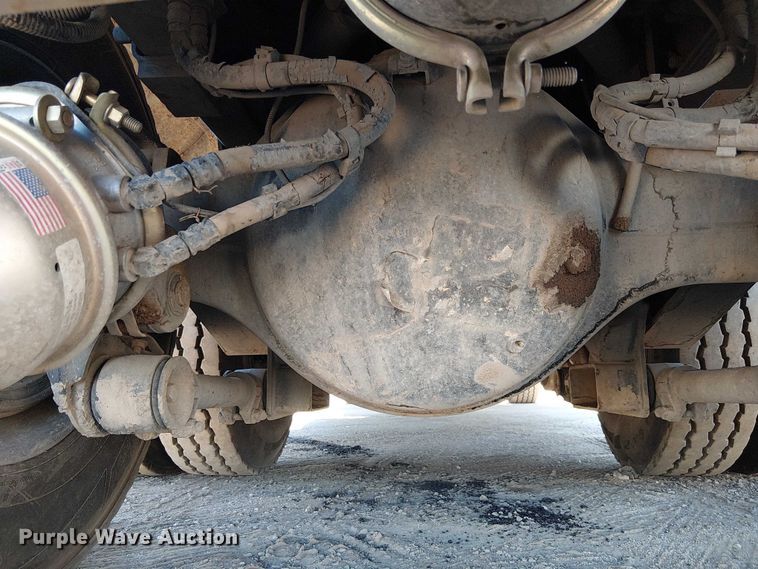 image for item EE5239 2006 Peterbilt 357 dump truck