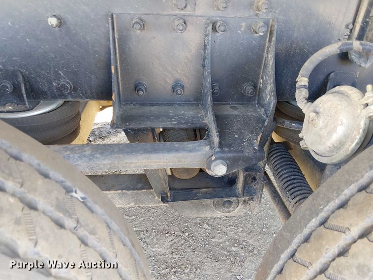 image for item EE5239 2006 Peterbilt 357 dump truck