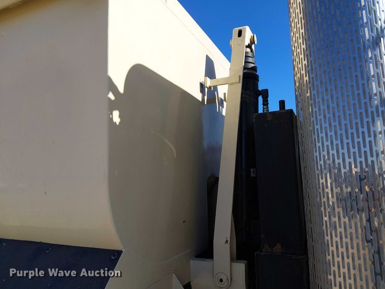 image for item EE5239 2006 Peterbilt 357 dump truck